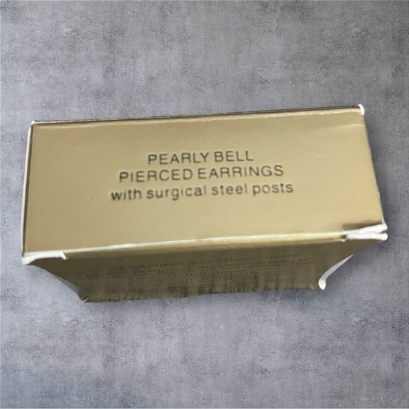 Vintage Avon Gold Tone Bell Earrings - Picture 4 of 4